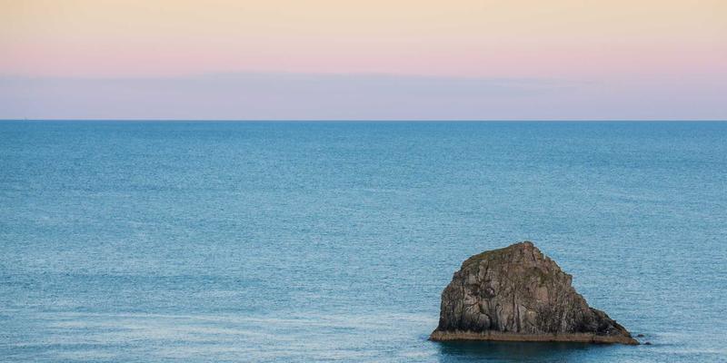 民宿预订攻略：揭秘度假小屋与特色住宿的季节性价格波动，何时订房最划算？